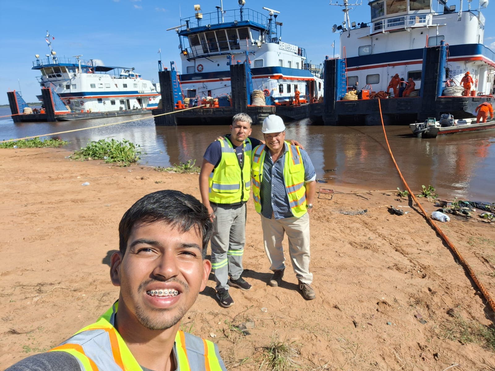 Equipo de operaciones de Valor Port con remolcadores amarrados de fondo